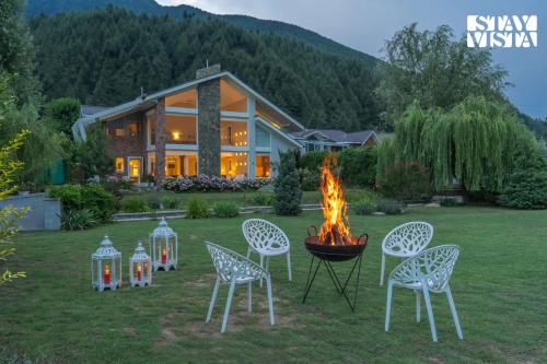StayVista at The Nestled North with Bonfire, lawn - Accommodation - Srinagar