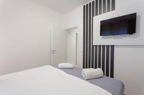 Quadruple Room with Balcony image 2