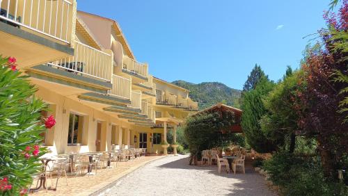 . Hôtel Sous l'Olivier