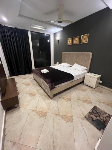 One-Bedroom Apartment image 4