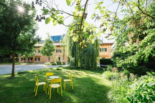 Garden, Red Flat by GrazRentals Family Friendly with Kids Bed & Free Parking in Geidorf