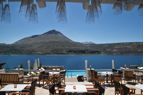 Krogs/atpūtas telpa, Εn Plo Luxury Suites in Oitilo