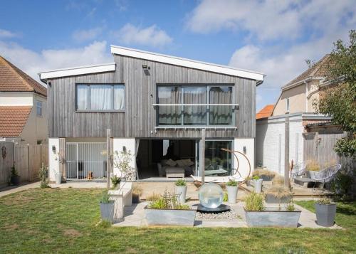 Large 4 Bedroom Seaside House by the beach and cliffs