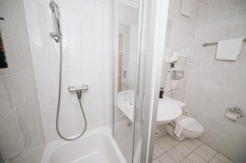 Budget Double Room image 8