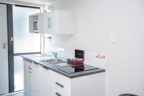 ห้องครัว, ซัมฮิล มอเตอร์ ลอดจ์ (Samhil Motor Lodge) near โมนาวาเล