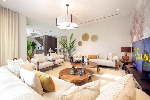 Silk Valley - Al Jurf Luxury 4BR with private pool and steps away from Beach in Ghantoot