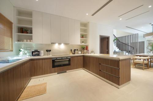 Silk Valley - Al Jurf Luxury 4BR with private pool and steps away from Beach in Ghantoot