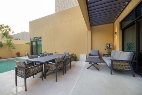 Silk Valley - Al Jurf Luxury 4BR with private pool and steps away from Beach in Ghantoot