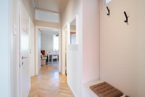 Entrance, Orange Flat by GrazRentals Design Apartment 72m2 & Free Parking in Geidorf