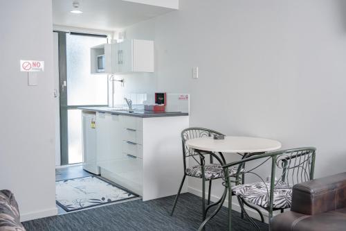 ห้องครัว, ซัมฮิล มอเตอร์ ลอดจ์ (Samhil Motor Lodge) near โมนาวาเล