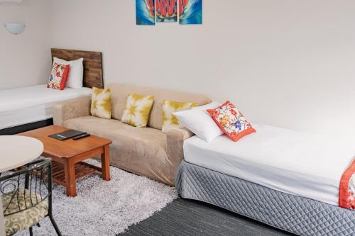 ซัมฮิล มอเตอร์ ลอดจ์ (Samhil Motor Lodge) near โมนาวาเล