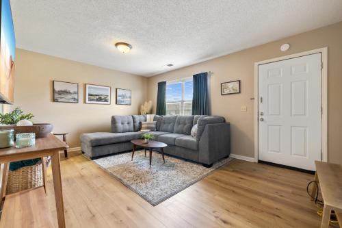 . 2 bed 1 bath In-unit laundry, pet friendly,carport