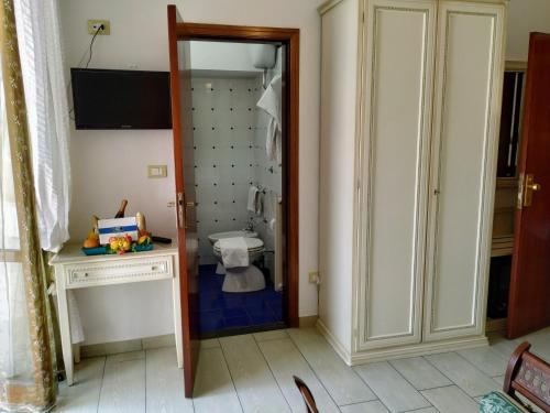 Standard Triple Room image 10
