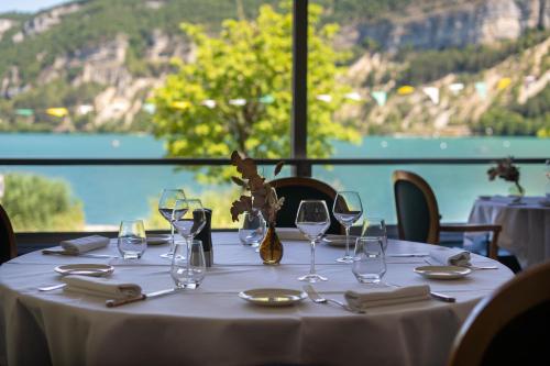 Restaurant, Logis Hotel L'Embarcadere in Nantua