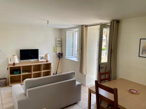 . M2 Parking Wifi 1 à 3 pers 1 chambre, 1 lit 1 Canapé lit Réduc Semaine ou Mois, Velo
