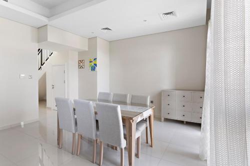 Luxurious 3-Bedroom Villa with Private Garden, Dubai (foto 10)