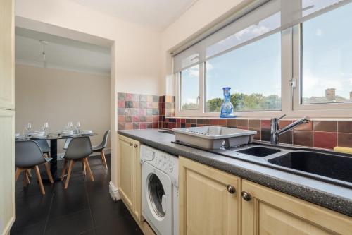 Kitchen, Cosy Speke 3Bed Retreat with Parking in Liverpool Airport