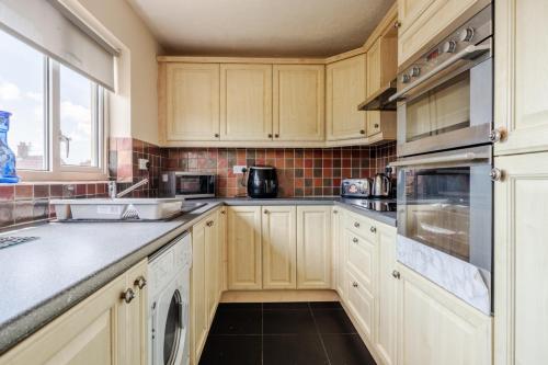 Kitchen, Cosy Speke 3Bed Retreat with Parking in Liverpool Airport
