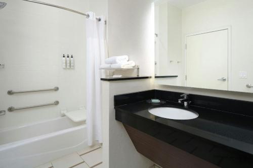 Fairfield Inn & Suites by Marriott Niagara Falls - image 2