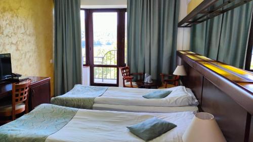 2 twin beds