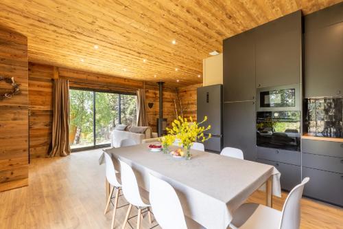 virtuve, Le Chalet Écureuil et Marmotte (Le Chalet Ecureuil et Marmotte) in Eyne ciems