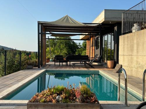Vacation home with a pool outhouse377