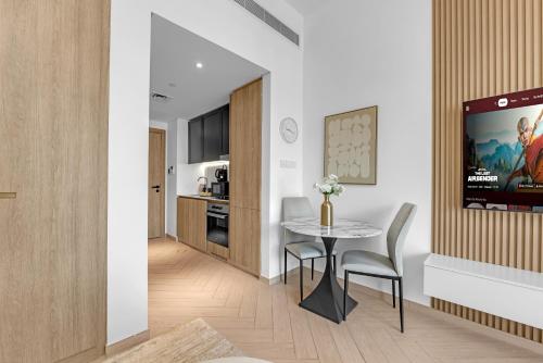 Waves - Modern JVC Studio with Balcony, Dubai (foto 7)