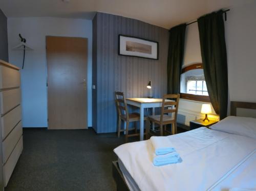 1 double bed, 2 twin beds