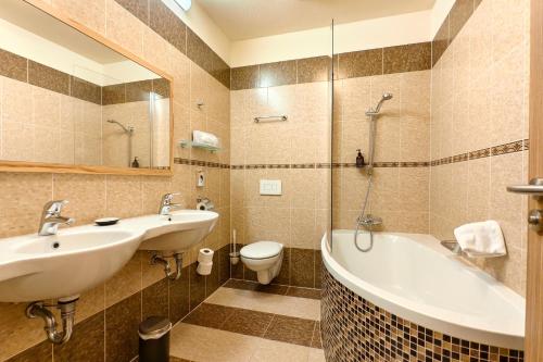 Hotel Zlatá Včela - image 14