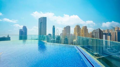 LUXE Rooftop Infinity Pool 5 Mins to JBR Dubai Marina View, Дубай (фото 3)