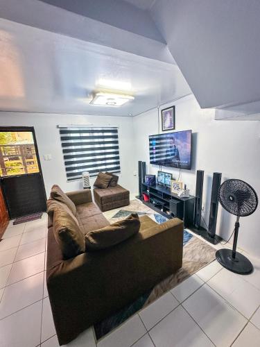 Shared lounge/TV area, Pool and Pillows in Mariveles