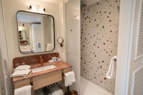 Double or Twin Room with Sea View- Villa Camellia image 5