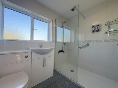 淋浴間, House - sleeps 7 private garden & parking in 聖馬丁