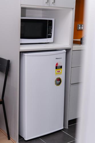 Kitchen, Melbourne Studio Apartments Hotel - 138 Elgin Carlton in Carlton