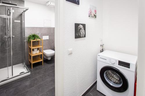 حمام, BrockHeus Black Style Apartment I Küche I Zentral I Parkplatz (BrockHeus Black Style Apartment I Kuche I Zentral I Parkplatz) in Magdeburg City Center