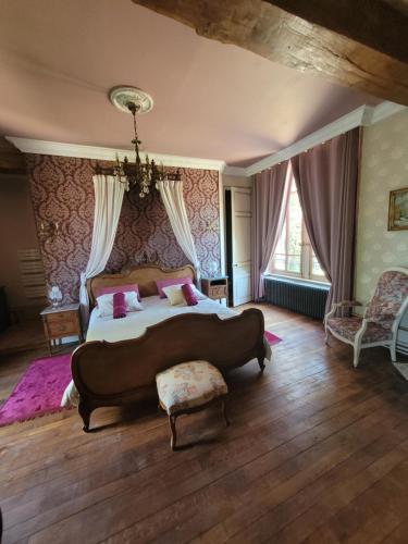 Château St Sulpice Chambre RUBIS (Chateau St Sulpice Chambre RUBIS) in Saint-Amour
