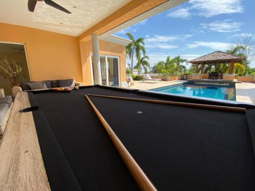 Tropical Luxury 4BR Pool Villa w Game Area - 수영장