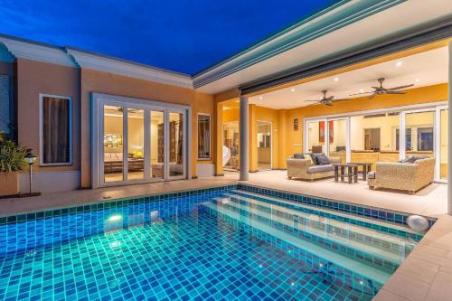 Tropical Luxury 4BR Pool Villa w Game Area - 수영장