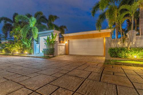Tropical Luxury 4BR Pool Villa w Game Area
