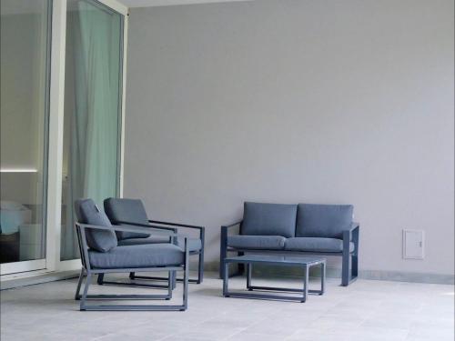 Deluxe One-Bedroom Apartment with Garden View