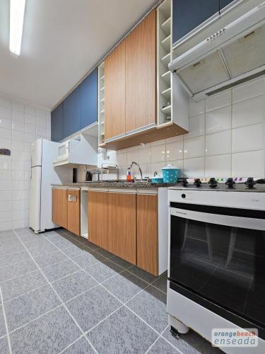 Orange Beach Enseada Guaruja - Piscina, Ar, Wi-Fi, 3 Quartos a Poucos Passos do Mar in Jardim Virginia