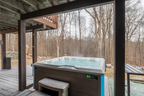 5 min to Water , Chic & Cozy , Hot Tub , Game Room in Andover Township (NJ)