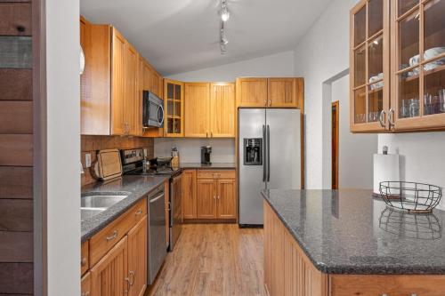 5 min to Water , Chic & Cozy , Hot Tub , Game Room in Andover Township (NJ)