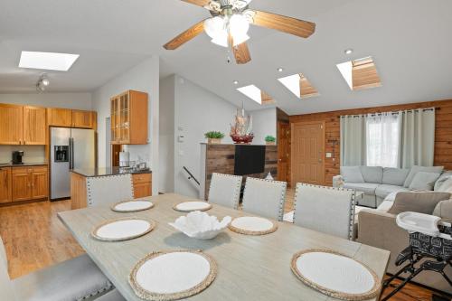 5 min to Water , Chic & Cozy , Hot Tub , Game Room in Andover Township (NJ)