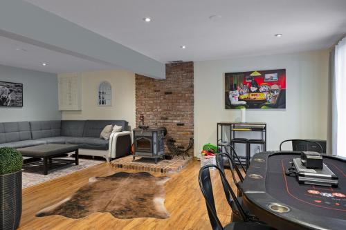5 min to Water , Chic & Cozy , Hot Tub , Game Room in Andover Township (NJ)