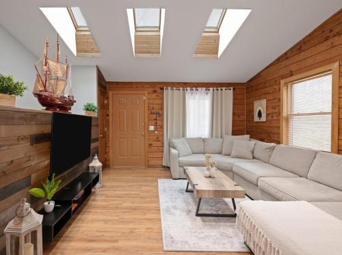5 min to Water , Chic & Cozy , Hot Tub , Game Room in Andover Township (NJ)