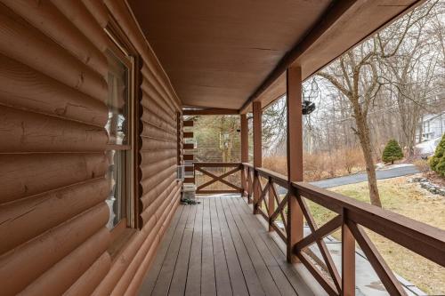 5 min to Water , Chic & Cozy , Hot Tub , Game Room in Andover Township (NJ)