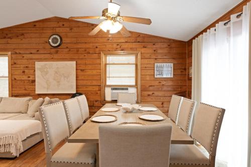 5 min to Water , Chic & Cozy , Hot Tub , Game Room in Andover Township (NJ)