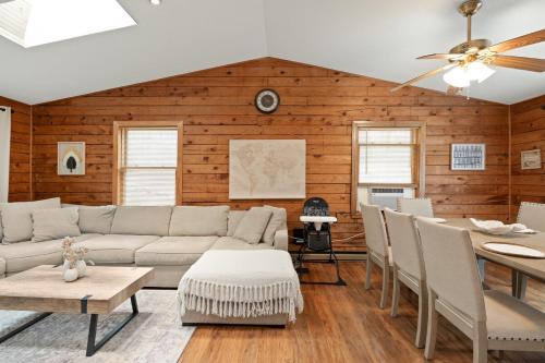 5 min to Water , Chic & Cozy , Hot Tub , Game Room in Andover Township (NJ)