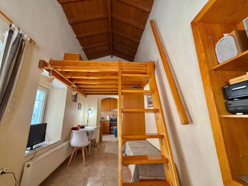 Downtown Aegina Loft-Style Apartment in เอไจนา